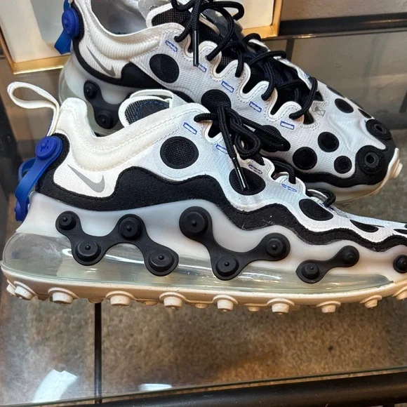 Nike White and Black Athletic Shoes like new - Picture 1 of 15